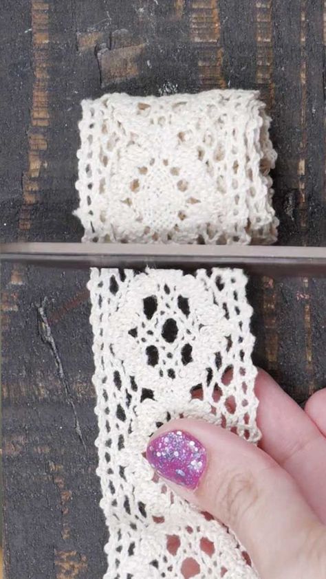 Crafts With Dollies, Lace Jewelry Diy, Lace Cards Ideas, What To Do With Doilies, Lace Crafts Ideas Upcycling, Crafts With Lace, Lace Christmas Decorations, Lace Projects Craft Ideas, Old Lace Repurpose