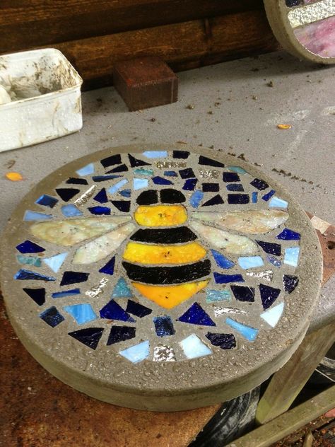 Bumble bee mosaic step stone Mosaic Stepping Stone, Stepping Stone Molds, Concrete Stepping Stones, Stepping Stones Diy, Mosaic Stepping Stones, Mosaic Rocks, Mosaic Garden Art, Stone Molds, Garden Stepping Stones