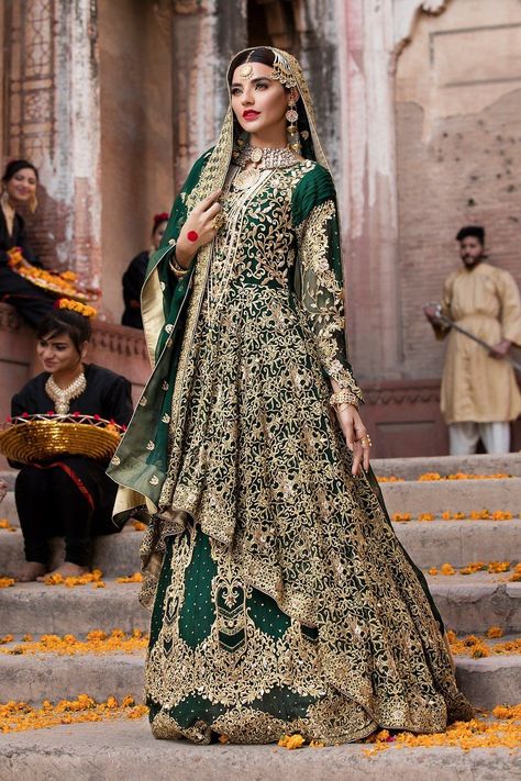 Pakistani bride in emerald Green bridal wear. Green Pakistani Bridal Dress, Indian Lenghas, Pakistani Bridal Couture, Orang India, Walima Dress, Green Wedding Dresses, Desi Wedding Dresses, Muslim Wedding Dresses, Asian Bridal Dresses