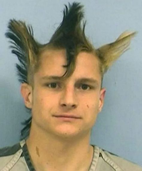 65+ Funniest Haircuts That Will Make You Cringe - Page 4 of 10 - DrollFeed White Boy Haircuts, Funny Mugshots, Weird Haircuts, Ugly Hair, Funny Mood, Hair Fails, Mohawk Haircut, Mohawks, Bad Haircut