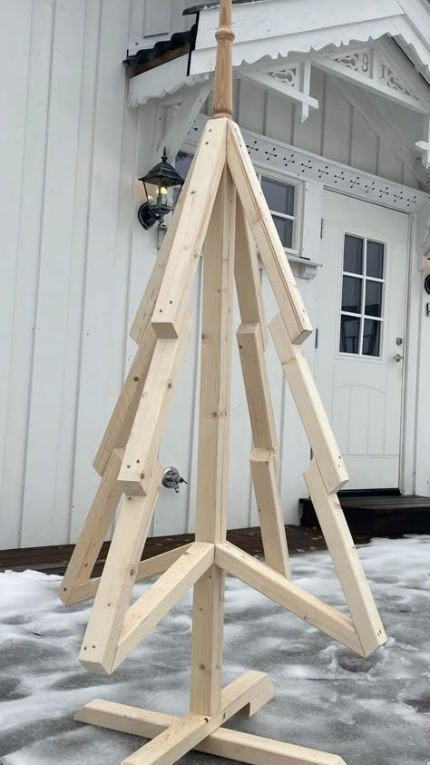 Decoracion Navidad Diy, Christmas Diy Wood, Wooden Christmas Crafts, Diy Front Porch, Wooden Christmas Tree, Front Porch Christmas Decor Ideas, Country Diy, Porch Christmas Decor Ideas, Porch Christmas Decor