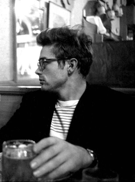 James Dean photographed by Dennis Stock, 1955. (via Bloglovin.com ) Dennis Stock, Boys Hair, Jimmy Dean, Scott Eastwood, Brendon Urie, Actrices Hollywood, Marlon Brando, James Dean, Steve Mcqueen