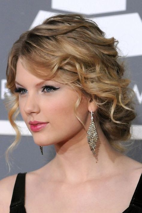 2009 Makeup, Taylor Swift Red Lipstick, Above Shoulder Length Hair, Neutral Lip Color, Taylor Pics, Bridesmaid Hair Clips, Make Your Own Makeup, Fearless Era, Lady Gaga Pictures