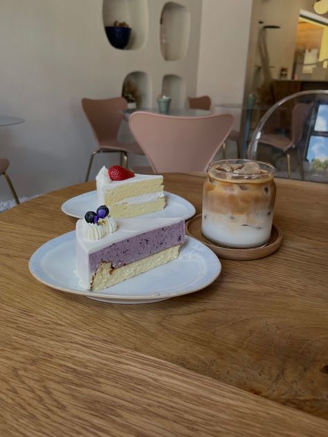 Coffee Aesthetic Instagram, Angle Foto, Cafe Cake, Flower Cafe, Cake Cafe, Cake Coffee, Coffee Instagram, Coffee Aesthetic, Cake Pictures