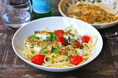 Halibut Pasta, Light Pasta Dishes, Fish Fillet Recipe, Fish Pasta, Light Pasta, Halibut Recipes, Garlic Pasta, Supper Recipes, Fish Fillet