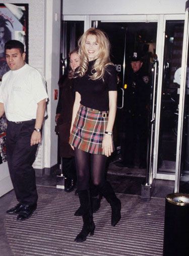 1995...Claudia Schiffer in plaid mini 90s Mini Skirt, 90’s Outfits, Pattie Boyd, Mini Skirt Fashion, Jenifer Aniston, 90s Inspired Outfits, Bridget Jones, Sharon Tate, Outfit 90s