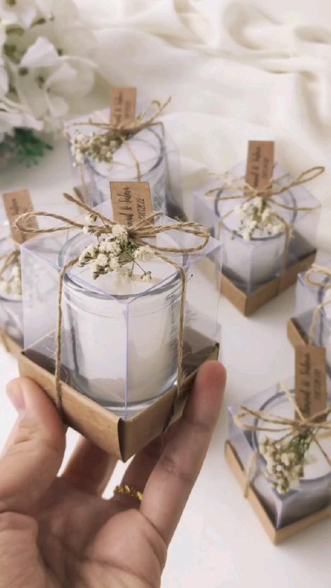 Diy Candle Party Favors, Wedding Giveaways Ideas Souvenirs, Wedding Giveaways Diy, Rustic Wedding Candle, Baptism Candle Favors, Candle Giveaway, Diy Bridesmaid Gifts, Diy Candles Homemade, Candle Wedding Gift