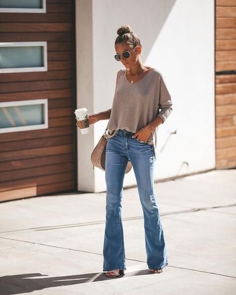 Look Hippie Chic, Flare Jeans Outfit, Looks Jeans, Mode Hippie, Streetwear Mode, Moda Paris, Mode Boho, Outfit Jeans, Jeans Outfit