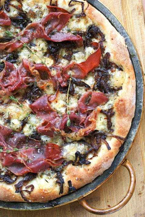 Brie, Prosciutto, and Caramelized Onion Pizza Bruschetta Mozzarella, Prosciutto Bruschetta, Brie Prosciutto, Caramelized Onion Pizza, Pizza Oven Recipes, Plating Food, Presentation Food, Onion Pizza, Prosciutto Pizza