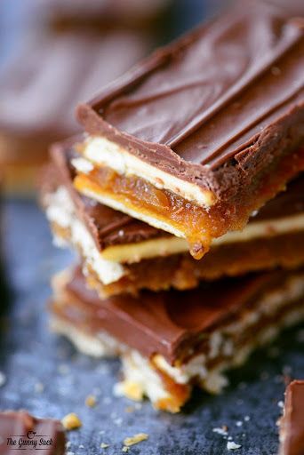 Try Club Cracker Caramel Bars! You'll just need 1 box Club Crackers, 2 cups crushed graham crackers (2 sleeves), 1 1/2 cups brown sugar, 2 sticks butter... Club Cracker, Caramel Bars Recipe, Thanksgiving Dinner For Two, Cracker Candy, Club Crackers, Gunny Sack, Caramel Bars, Smitten Kitchen, Cracker Recipes