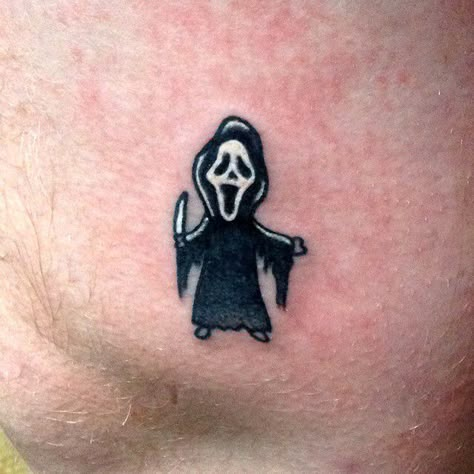 Ghostface tattoo Horror Simple Tattoo, Tiny Ghostface Tattoo, Ghostface Tattoo Simple, Ghostface Cute Tattoo, Tiny Horror Tattoo, Cute Ghostface Tattoo, Scream Tattoo Stencil, Small Horror Movie Tattoo Ideas, Ghostface Line Tattoo