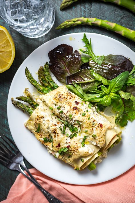 Cheesy Asparagus and Ham Cannelloni. An impressive dinner without a ton of effort. Lasagna sheets, deli-sliced ham, fresh asparagus, and a simple 3-cheese sauce come together to make a truly special dish for the family. | hostthetoast.com Asparagus Stuffed Manicotti, Lumaconi Recipe, Cheesy Asparagus, Asparagus Rolls, Cheese Manicotti, Manicotti Recipe, Impressive Dinner, Sliced Ham, Fresh Asparagus