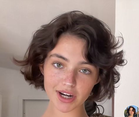 Old Money Short Hair, Gio Scotti, Short Hair Cuts For Teens, Cute Short Hair, Haircut For Big Forehead, Bangs Wavy Hair, Short Wavy Haircuts, Cactus Jewelry, Short Hair Tomboy