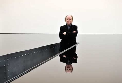 Credit: Nils Jorgensen/Rex Features The artist Richard Wilson poses with his installation, a vast tank made out of sheet metal and filled to the brim with thick sump oil Carl Andre, Richard Wilson, Galleries Architecture, Donald Judd, Wilson Art, Saatchi Gallery, Sound Art, Video Installation, The Basement