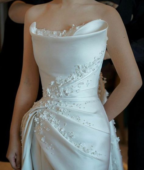 Dramatic Trumpet Wedding Dress, Hiantjen Dress Wedding, Hian Tjen Wedding Dress, Wedding Dress Busty Bride, 2 Way Wedding Gown, Architectural Wedding Dress, Hian Tjen, White Flower Petals, Rose Wedding Dress