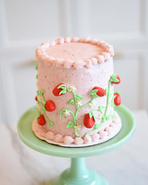 Strawberry Patch Cake, Cake With Strawberry Decoration, Strawberry Design Cake, Strawberry Decorated Cake, Berry Birthday Cake, Strawberry Smash Cake First Birthdays, Strawberry First Birthday Cake, Strawberry Theme Cake, Strawberry Smash Cake