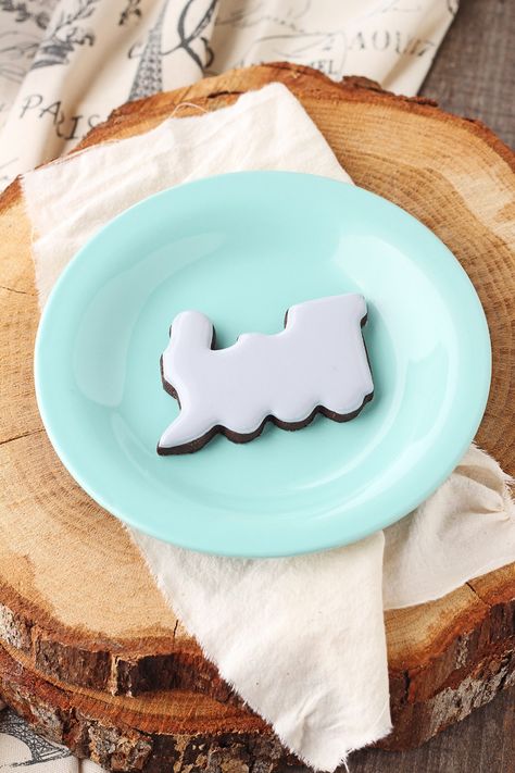 How to Make Rustic Train Cookies with a How to Video | The Bearfoot Baker    #bearfootbaker #edibleart #rolloutcookies #royalicing #airbrushedcookies #weddingcookies #vintage #traincookies Polar Express Cookies Decorated, Train Cookies Decorated, Polar Express Cookies, Train Sugar Cookies, Thomas Cake, Train Cookies, Thomas Cakes, Thomas The Train Birthday Party, Cookie Decorations