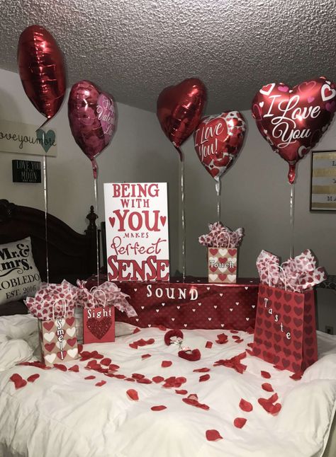 15 DIY Valentine's Day Decoration: Boyfriend Romantic Room ~ Matchness.com 5 Senses Gift For Boyfriend, 5 Senses Gift, Senses Gift, Birthday Surprises For Him, Saint Valentin Diy, Valentines Bricolage, Valentine's Day Decorations, Valentines Gift Bags, Creative Diy Gifts