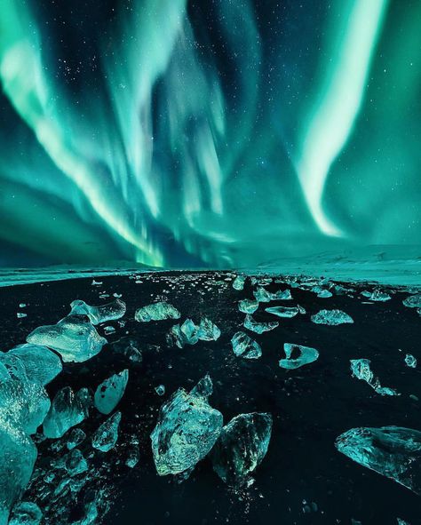 The Northern Lights turn the Diamond Beach into the Emerald Beach!😍 ? Diamond Beach Iceland, Astronomy Photography, Craters On The Moon, Astro Photography, Planet Painting, Aurora Lights, Universe Wallpaper, Iceland Vacation, Unique Iphone Wallpaper