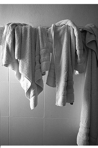 Toallas que estarán colgadas en el baño. Cozy Inspiration, Bath Aesthetic, Aesthetic Inspiration, Towel Rack, Bathroom Hooks, Tokyo Revengers, Tokyo, Self Care, Wattpad