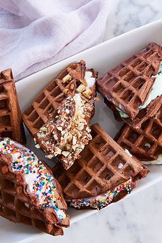 Easy Birthday Party Food, Waffles Ice Cream, Waffle Ice Cream Sandwich, Memorial Day Desserts, Foods To Make, Ice Cream Sandwiches Recipe, Waffle Maker Recipes, Waffle Ice Cream, Fluff Desserts