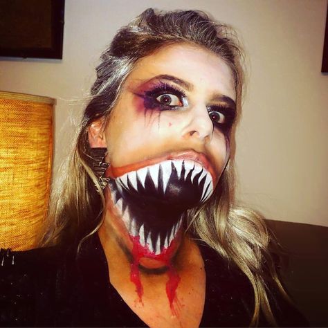 30 Scary Pictures of Halloween Makeup To Spook and Entrance - Creepy Gallery Scary Face Paint, Scary Halloween Makeup Ideas, Halloween Makeup Artist, Halloween Scary Face, Scary Halloween Makeup, Creepy Halloween Costumes, Creepy Halloween Makeup, Cute Halloween Makeup, Halloween Makeup Ideas