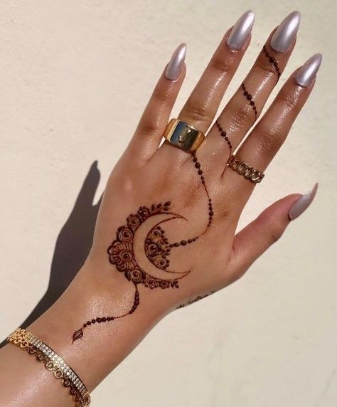 Looking for minimalist tattoo inspiration? You've come to the right place! This collection features 110 of the most thoughtfully designed and unique minimalist tattoos out there. From simple linework to delicate geometric shapes, these tattoos are anything but basic. So if you're ready to take the plunge and get inked, be sure to check out this Simple But Cute Henna Designs, Small Henna Designs Palm, Palm Henna Designs Arabic, Henna Geometric, Minimalist Henna Design, Henna Designs Arabic, Modern Mehndi Design, Henna Palm, Palm Henna Designs