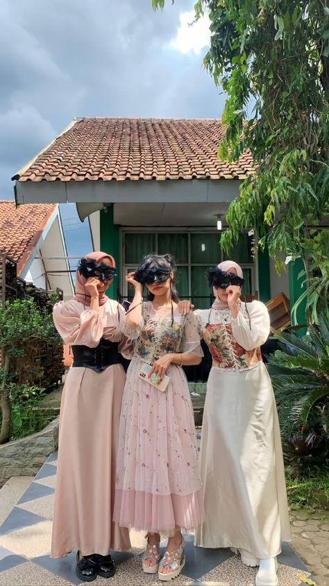 Bridgerton yearbook Dinner Theme Ideas Outfit, Gaya Foto Yearbook, Dress Vintage Hijab, Ootd Yearbook, Ootd Vintage Hijab, 90s Hijab, Yearbook Vintage, Bridgerton Dresses, Vintage Hijab