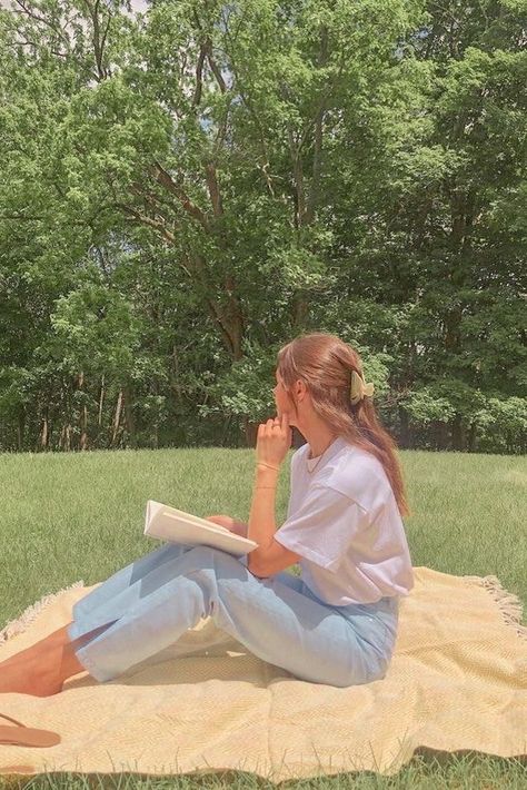 Cute Park Pictures, Provence France Outfit, Bright Summer Dress, Casual Summer Photoshoot, Picnic Outfit Summer Casual, Picnic Poses, Picnic Aesthetic, Photo Recreation, Instagram Baddie