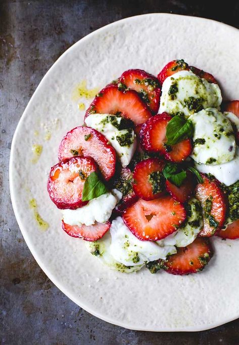 The best burrata recipe and ideas, including prosciutto arugula pizza, carbonara, tartines and more. Strawberry Caprese, Burrata Recipe, Tomato Caprese, Caprese Salad Recipe, Sweet Custard, Salad Aesthetic, Salad Fruit, Idee Pasto Sano, Couscous