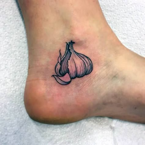 Garlic Tattoo Designs Garlic Bread Tattoo, Garlic Clove Tattoo, Garlic Bulb Tattoo, Cute Onion Tattoo, Garlic Clove Drawing, Garlic Tattoo Traditional, Vegetables Tattoo, Cook Tattoo, Kitchen Tattoo Ideas