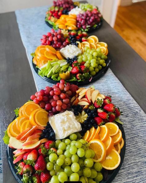 Baby Shower Fruit Platter, Sprinkle Brunch Ideas, Fruit Plate Presentation, Baby Sprinkle Brunch Ideas, Food Trays For Parties, Fruit Platter Presentation, Fruit Trays Ideas, Pretty Fruit Platter, Fruit Salad Platter