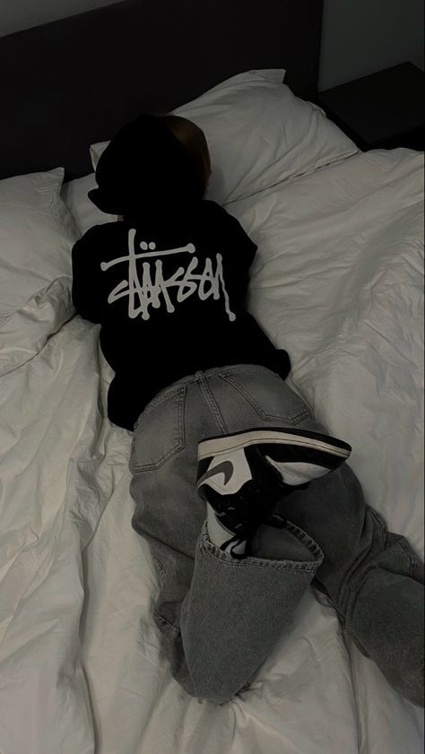 stussy aesthetic photo Stüssy Aesthetic, Stussy Aesthetic, Stussy Hoodie, Funny Dialogues, Estilo Swag, Hoodie Aesthetic, Winter Fits, Hoodie Outfit, Tshirt Outfits