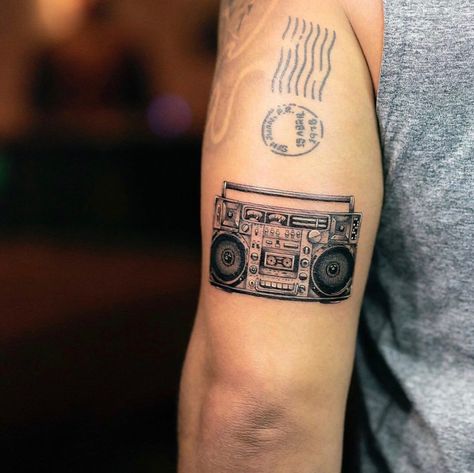 Boombox Tattoo, Sebastian Tattoo, Hip Hop Tattoo, 80s Hip Hop, Cool Arm Tattoos, Tattoo Inspiration Men, Music Tattoo, Tattoo Meaning, Hip Tattoo