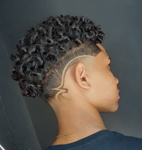 Simple Hair Designs For Men, Drop Fade With Design, Fade Haircut With Design, Boys Curly Haircuts, Fade Haircut Designs, Taper Fade Curly Hair, Fade Haircut Curly Hair, Haircut Selfie, Curly Hair Fade