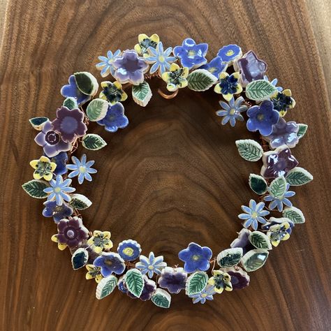 Pottery Wreath, Clay Wreath, Ceramic Wreath, Pottery Christmas Ornaments Wreath, Christmas Ceramics Wreath, Ceramic Flower Necklace, Handmade Ceramic Flowers On Plates, Easy Clay Sculptures, Miniature Pottery