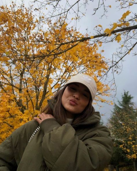 Autumn Selfie Ideas, Autumn Posts Instagram, Fall Ig Photo Ideas, Fall Selfies, Aesthetic Places Background, Autumn Photo Ideas, Autumn Selfie, Fall Photo Ideas, Forest Falls