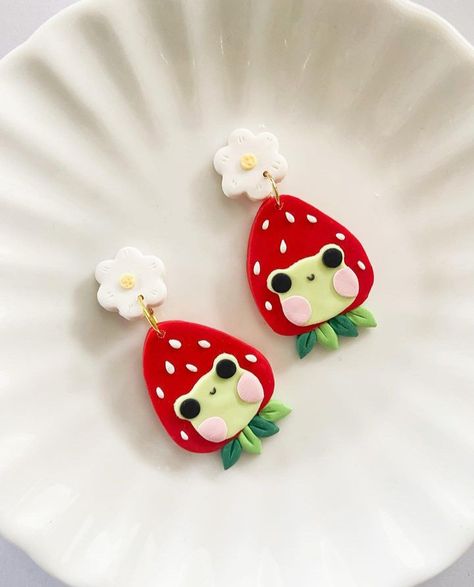 Polymer Clay Kawaii Earrings, Soft Clay Crafts, Cute Froggy, Earrings Strawberry, Frog Earrings, Strawberry Earrings, Clay Keychain, Polymer Clay Flower Jewelry, Diy Earrings Polymer Clay