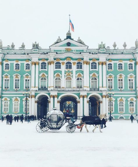 Hermitage Museum Saint Petersburg, Winter Palace Russia, Russian Castle, Russian Palace, Winter Palace St Petersburg, Palace Aesthetic, Russian Palaces, The Hermitage Museum, The Winter Palace