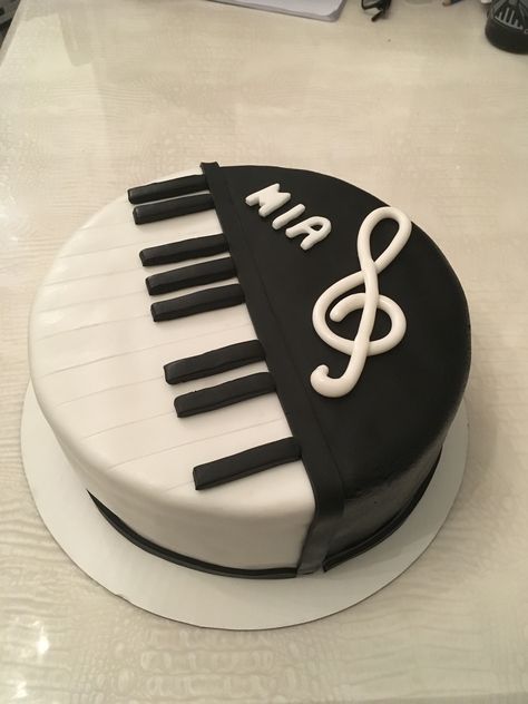 Piano Cake Ideas, Piano Birthday Cake, Music Cake Ideas, Music Birthday Cakes, Crazy Birthday Cakes, Bolo Musical, Cakes Without Fondant, Piano Cake, Music Themed Cakes