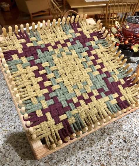 Loom Potholder Patterns Tutorials, Square Loom Projects, Weave Potholders, Loom Potholders, Potholder Designs, Loom Board, Weaving Patterns Design, Pin Loom, Loom Knitting Stitches