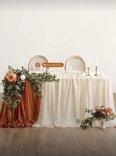 Main Table Wedding Decoration Simple, Newlyweds Table, Wedding Head Table Ideas, Wedding Head Table Decor, Head Table Flowers, Sweetheart Table Ideas, Bridal Table Flowers, Main Table Wedding, Wedding Couple Table