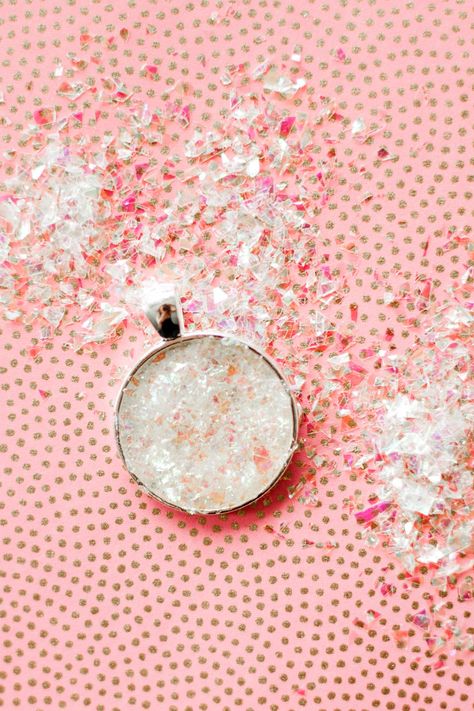 PENDANTS Save Have you ever been painting your nails, only to smudge one before you finish? Maybe the brush Druzy Jewelry Diy, Diy Druzy Earrings, Dyi Earrings, Making Jewelry For Beginners, Studs Diy, Homemade Earrings, Glitter Jewelry, Diy Jewelry Display, Senior Activities