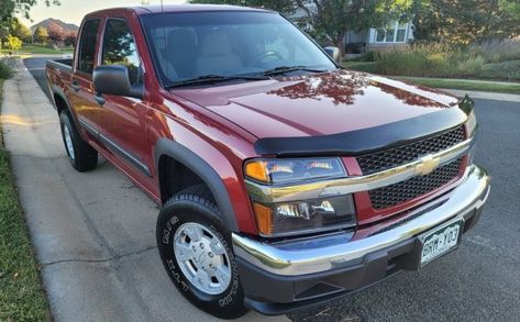 This 2004 Chevy Colorado 4X4 pick-up looks practically new. It only has 44,000 miles and comes with a five-cylinder engine. #Chevrolet, #Colorado Colorado Chevy, Small Pickups, Pick Up 4x4, Carbon Copy, Gmc Sonoma, Best Barns, Large Truck, Chevy Colorado, First Generation