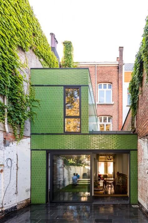 green subway tile house exterior, by P8 Architecten Tile House Exterior, Green Subway Tile, Tile House, Horizontal Lines, House Extensions, Architecture Exterior, Eclectic Interior, Green House, Beautiful Architecture