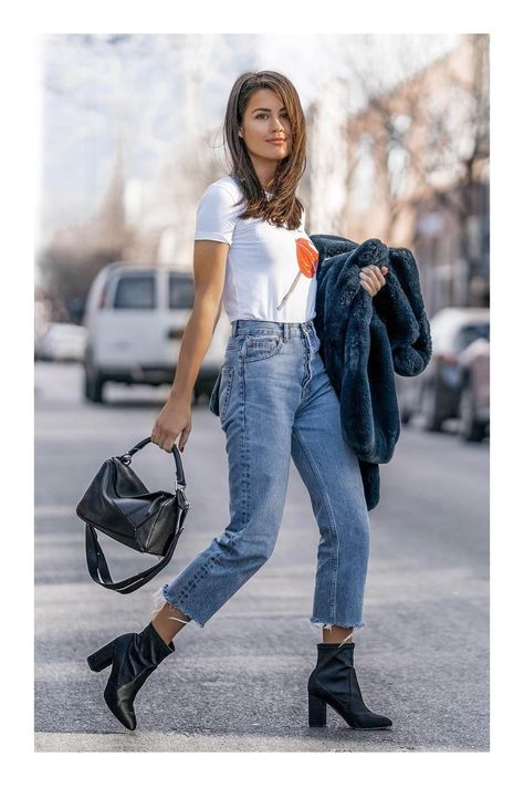 Básicos para un closet chic #TiZKKAmoda #jeans #denim #mezclilla #Tshirt #blanco #botas #negro #bolsa #look #fashion Chic Urban Outfits, Outfit Botines, Outfit Botas, Outfits Con Jeans, Looks Jeans, Outfit Jeans, Cozy Outfit, Urban Outfits, Spring Outfits Casual