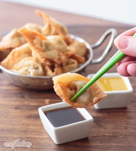 So easy to make and so delicious! These crispy fried wontons, filled juicy pork and green onions, are easy to make at home. They're even better than takeout, and you can deep fry them or make them in an air fryer. Great for parties! Wonton Recipe, Fried Wonton, Holiday Punch Recipe, Asian Appetizers, Fried Wontons, Honey Glazed Ham, Chicken Spring Rolls, Wonton Recipes, Italian Spices