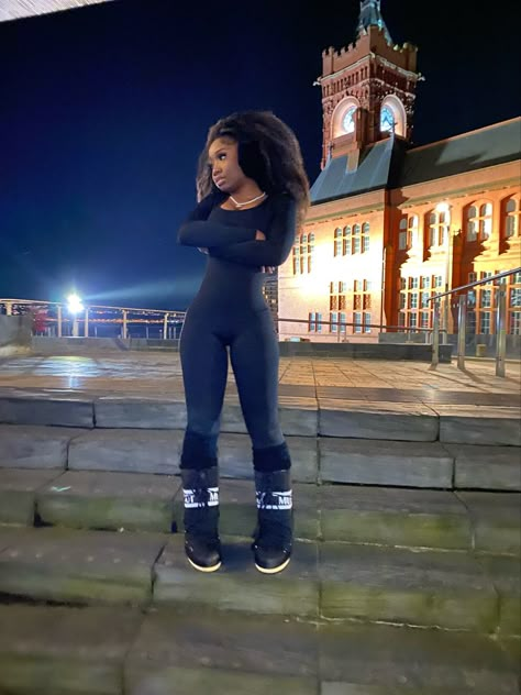 Navy Blue Moon Boots Outfit, Osiris Shoes Outfit, How To Style Moon Boots, Moon Boots Outfit Black Woman, Ankle Warmers Outfit, Black Moon Boots Outfit, Leg Warmers Outfit With Pants, Cold Weather Rave Outfits, Moon Boots Outfit Style