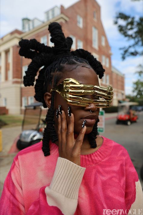 Homecoming season at Historically Black Universities (HBCUs) is a moment to reconnect with old friends and show off your new 'fits. We've rounded up some of our favorite looks from this year's FAMU Homecoming that will surely inspire your outfits for next year's homecoming season. Famu Homecoming, Homecoming Looks, Summer School Themes, Hbcu Homecoming, Homecoming 2022, Stylish Street Style, Futuristic Sunglasses, Micro Miniskirt, Homecoming Outfits