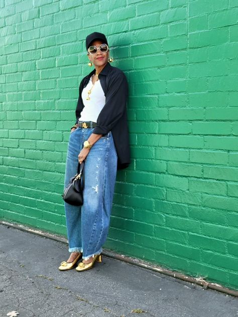 Gold Shoes And Jeans Outfit, Gold Pumps Outfit Jeans, Golden Heels Outfit, Gold Mules For Spring Workwear, Horseshoe Jeans Outfit, Casual Gold Leather Mules, Horseshoe Jeans Street Style, Gold Pumps Outfit, Statement Shoes Outfit